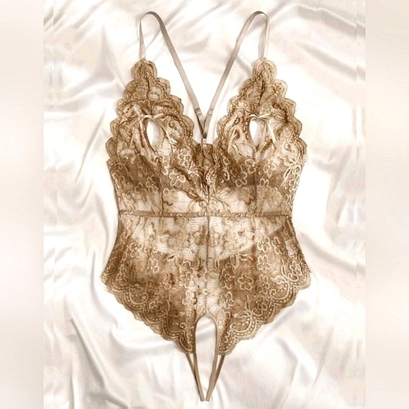Curve Other - Cut-Out Floral Crotchless Bodysuit in Khaki. Size: 1XL (14)